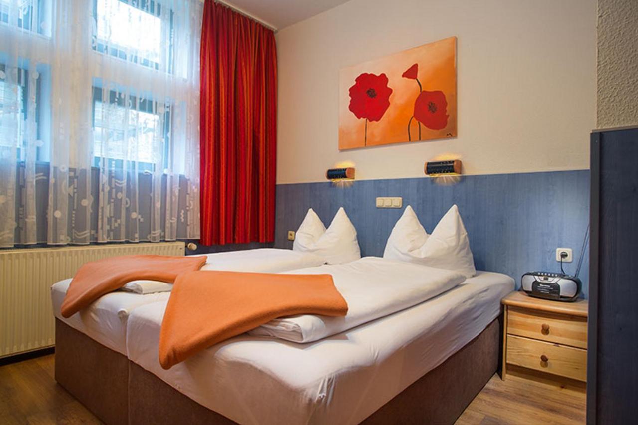 H& Einzel- und Doppelzimmer im Zentrum jedes Zimmer mit Küchenzeilen - 24h Check In Pension Heinrich Greifswald Exterior foto
