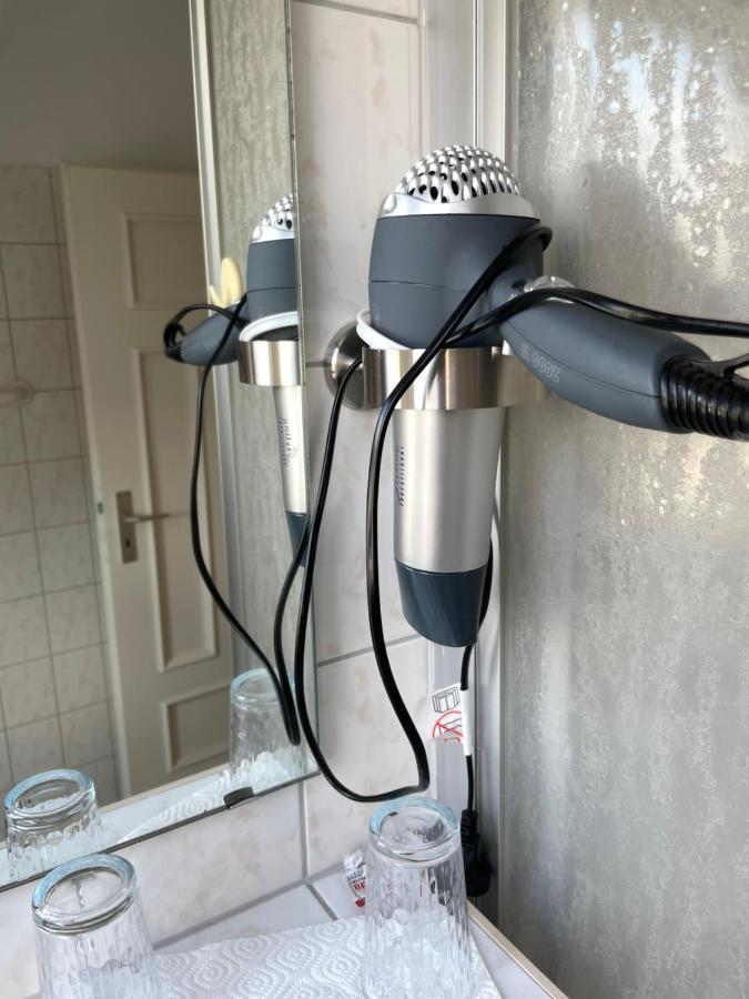 H& Einzel- und Doppelzimmer im Zentrum jedes Zimmer mit Küchenzeilen - 24h Check In Pension Heinrich Greifswald Exterior foto