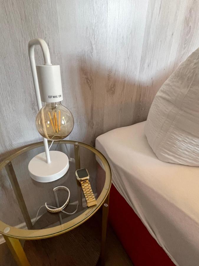 H& Einzel- und Doppelzimmer im Zentrum jedes Zimmer mit Küchenzeilen - 24h Check In Pension Heinrich Greifswald Exterior foto